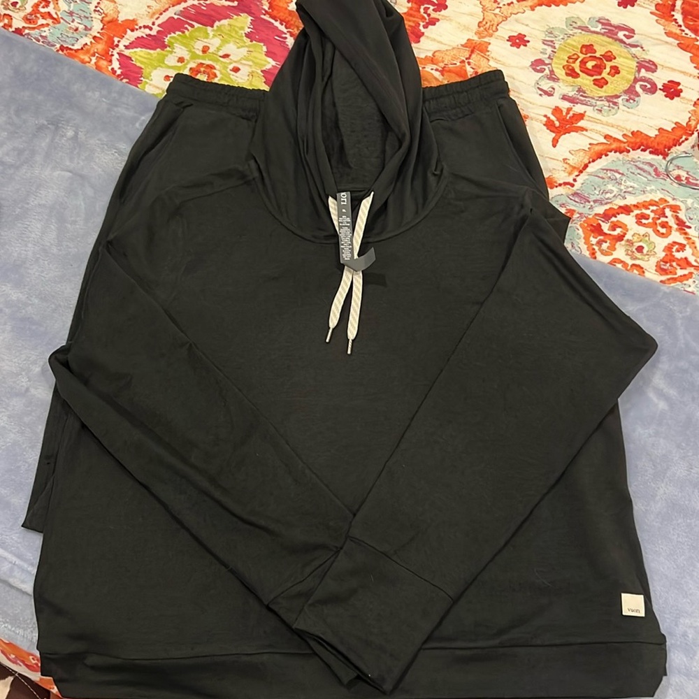Vuori complete outfit - like new. Top XL and pant L.